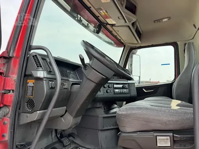 2021 VOLVO VNR64T300