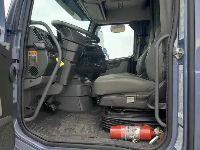 2025 VOLVO VNL64T860