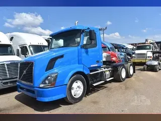 2010 VOLVO VNL64T300