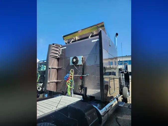 2015 PETERBILT 389