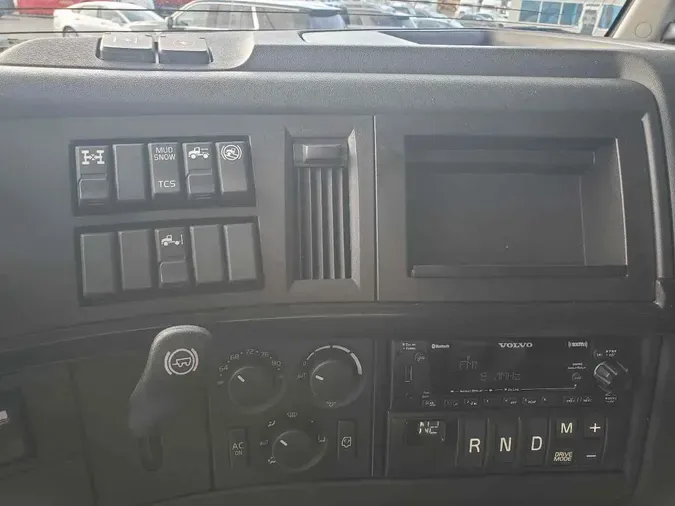 2025 VOLVO VNL64T740