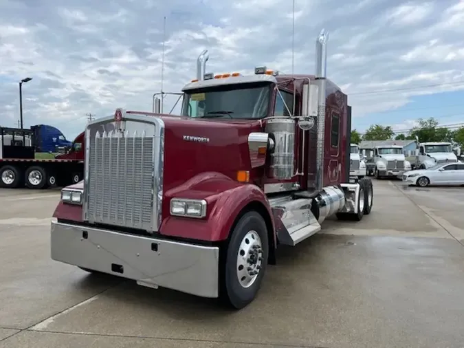 2025 Kenworth W900L