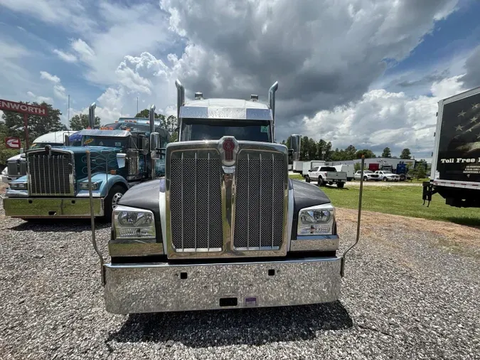 2023 Kenworth W990