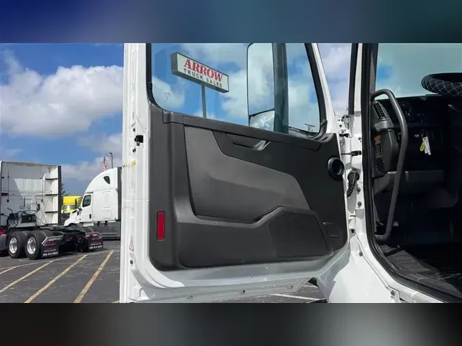 2020 VOLVO VNR64T300