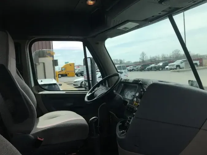 2016 Freightliner X12564ST