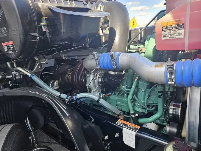 2025 VOLVO VNL64T860