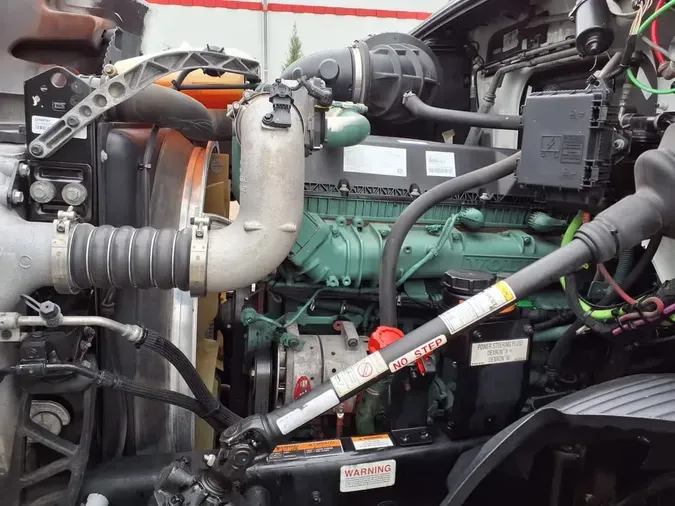 2020 VOLVO VNR64T-640