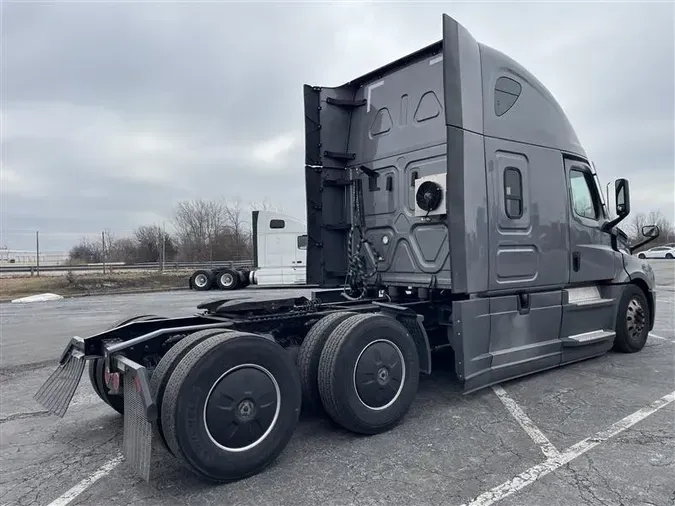 2021 FREIGHTLINER CA126