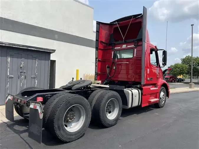 2020 VOLVO VNR300