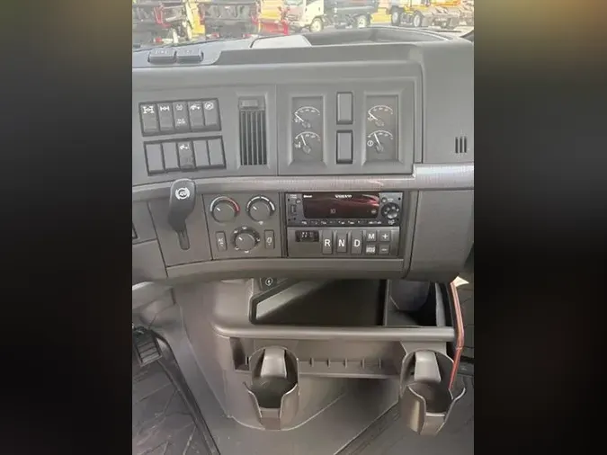 2026 VOLVO TRUCK VNR64T300