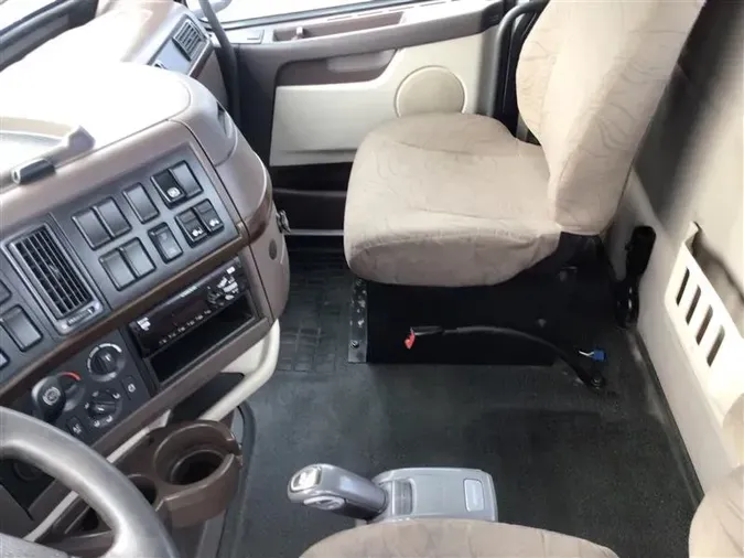 2017 VOLVO VNL300