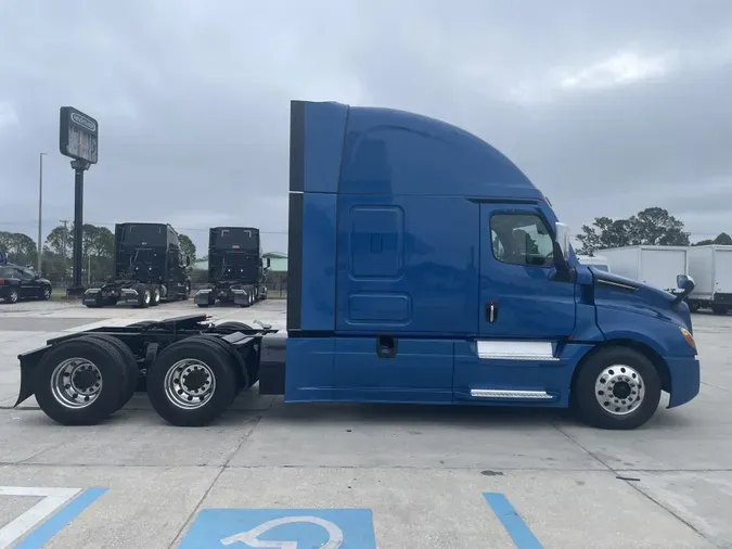 2020 Freightliner Cascadia 126