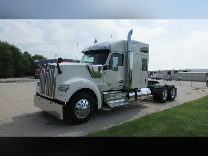 2022 Kenworth W990