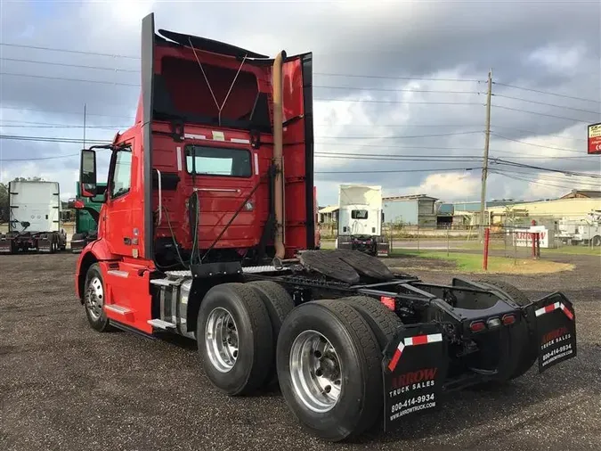 2020 VOLVO VNR300