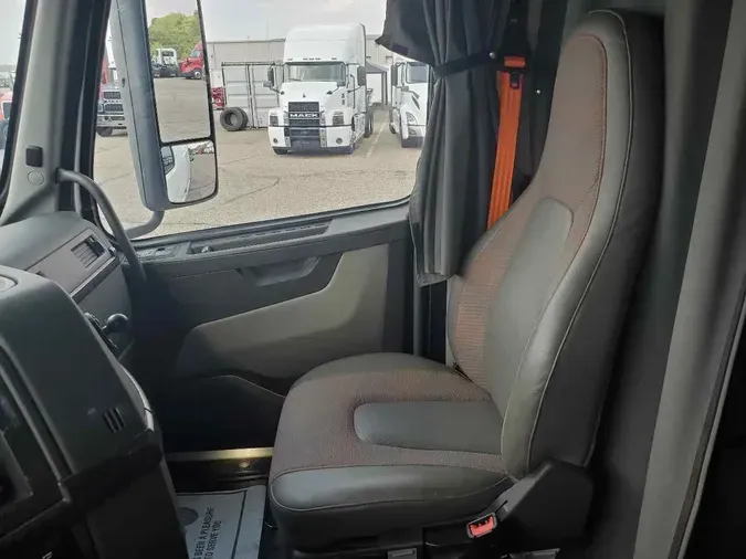 2022 VOLVO VNL64T740