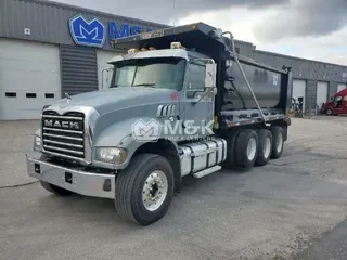 2017 MACK GU713