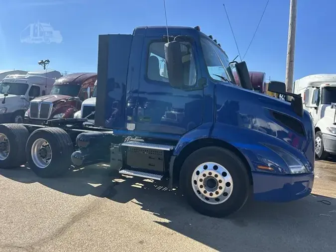 2021 VOLVO VNR64T300