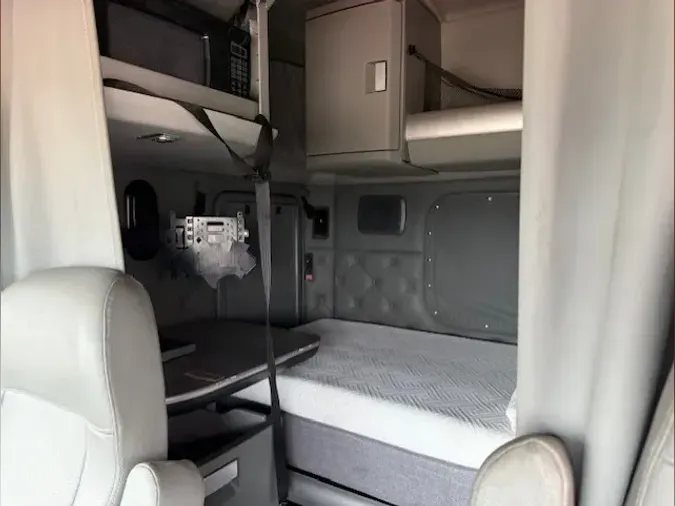 2022 KENWORTH T880