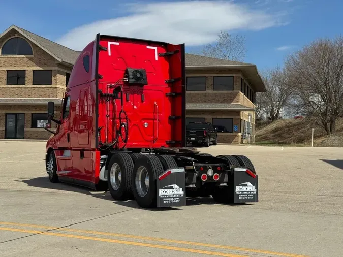 2023 FREIGHTLINER Cascadia 126