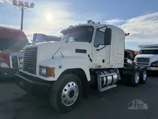 2016 MACK PINNACLE CHU613