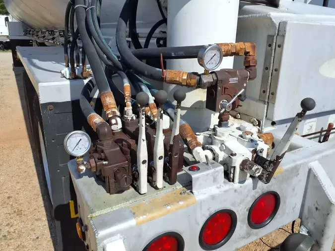 2012 UTILITY TRAILERS TANKER TRAILER