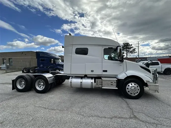 2019 VOLVO VNL740