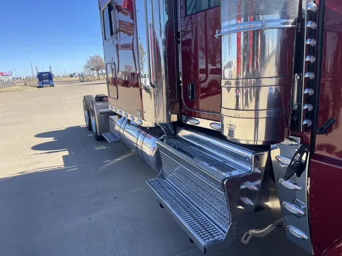 2024 Peterbilt 389