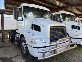 2014 VOLVO VNM64T200