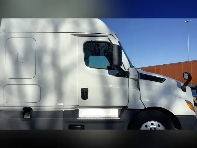 2021 Freightliner Cascadia 126