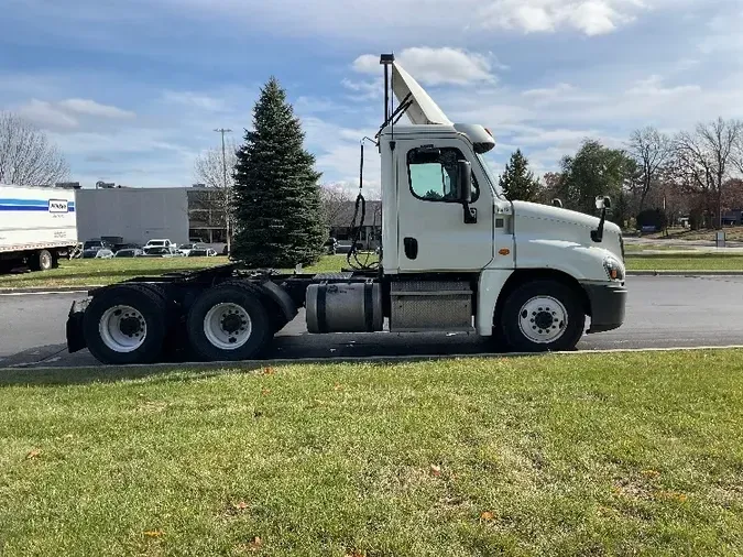 2017 Freightliner X12564ST