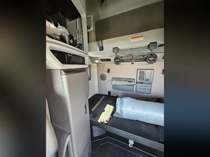 2019 VOLVO VNL64T760