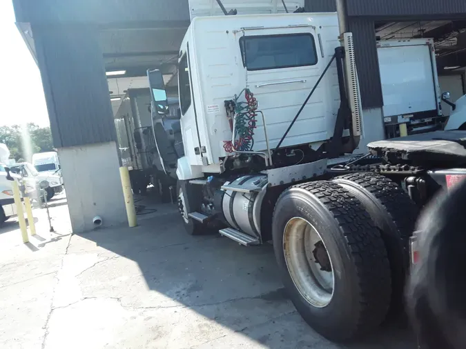 2016 VOLVO VNL42TRACTOR