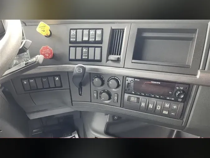 2023 VOLVO VNL760