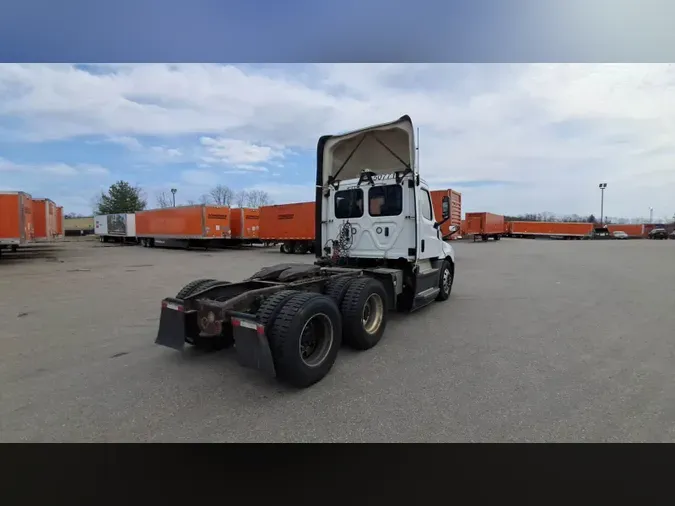 2020 Freightliner Cascadia 126