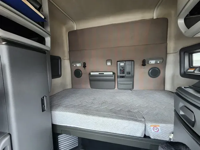 2022 VOLVO VNL64T740