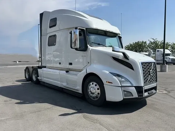 2022 VOLVO VNL860