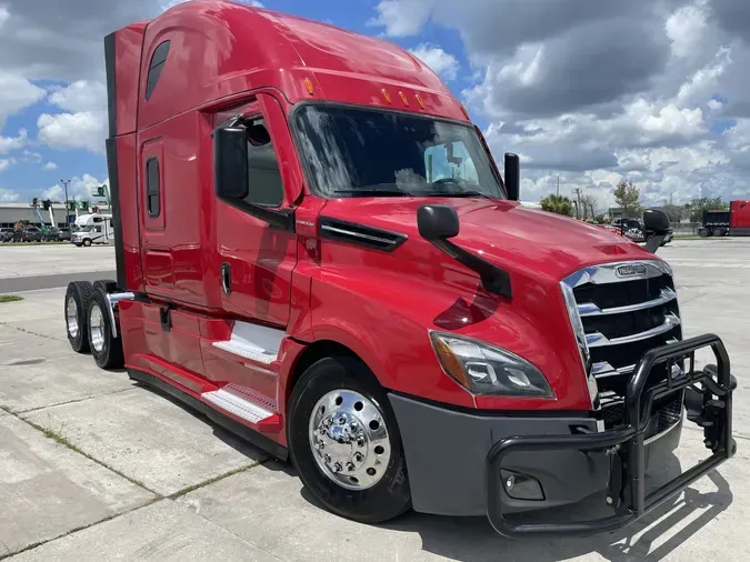 2020 Freightliner Cascadia 126