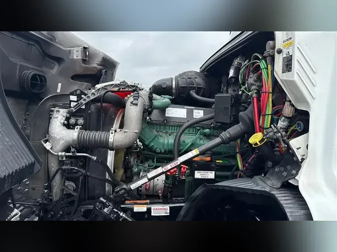 2020 VOLVO VNR640