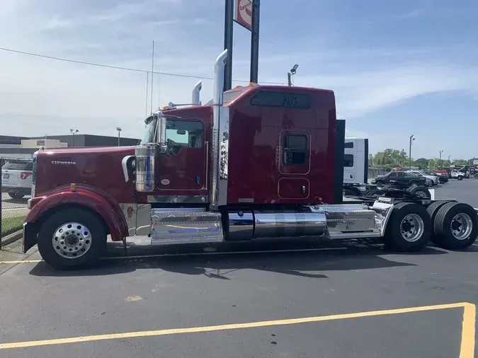 2025 Kenworth W900L