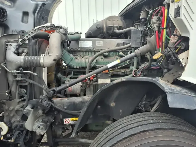 2019 VOLVO VNL64T-300