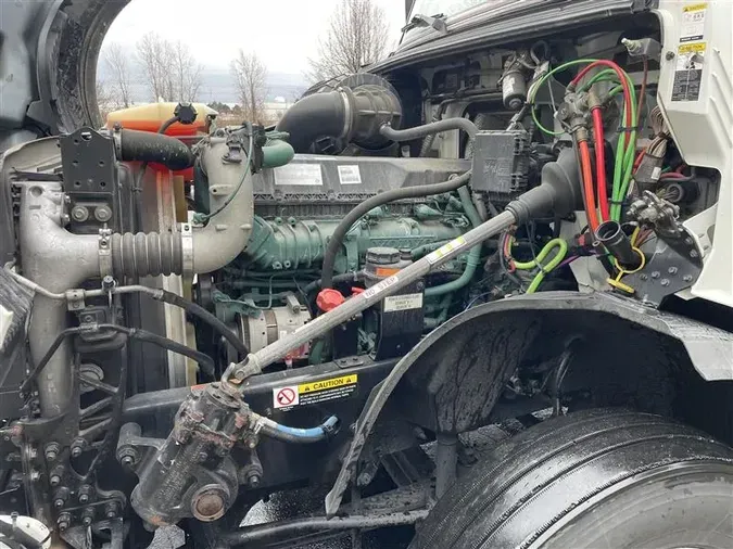 2021 VOLVO VNL740