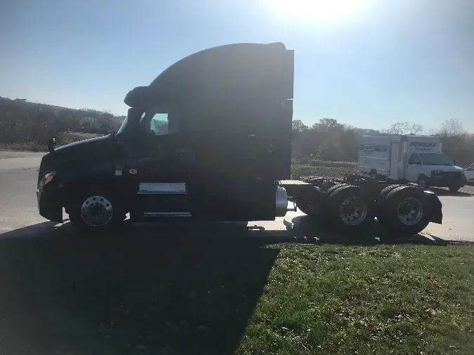 2019 Freightliner T12664ST