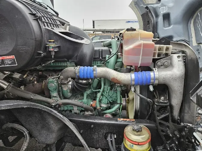 2020 VOLVO VNL64T300