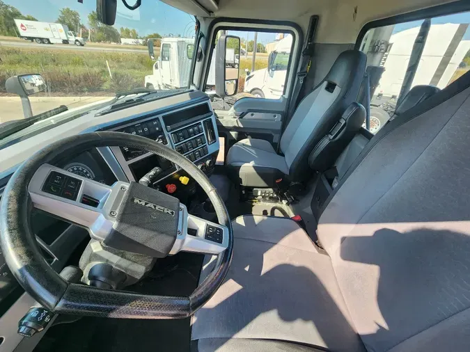 2021 MACK Anthem AN64T