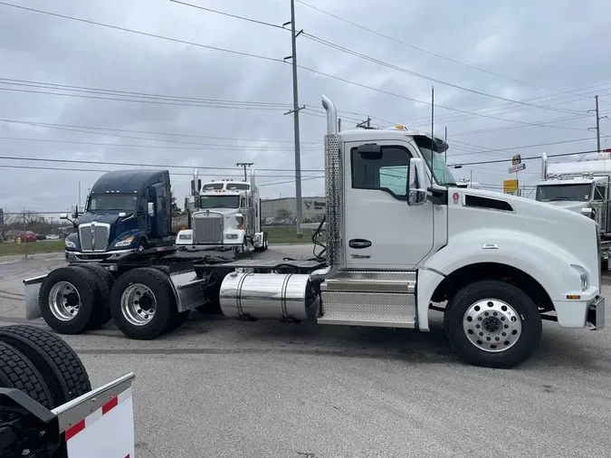 2025 Kenworth T880