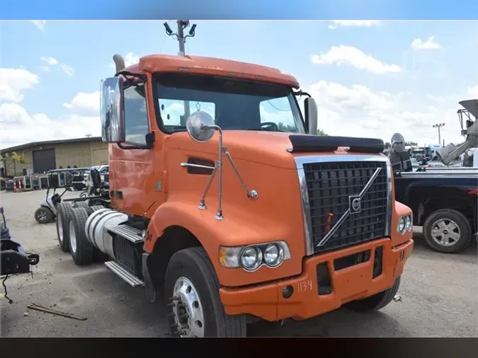 2014 VOLVO VHD64FT200