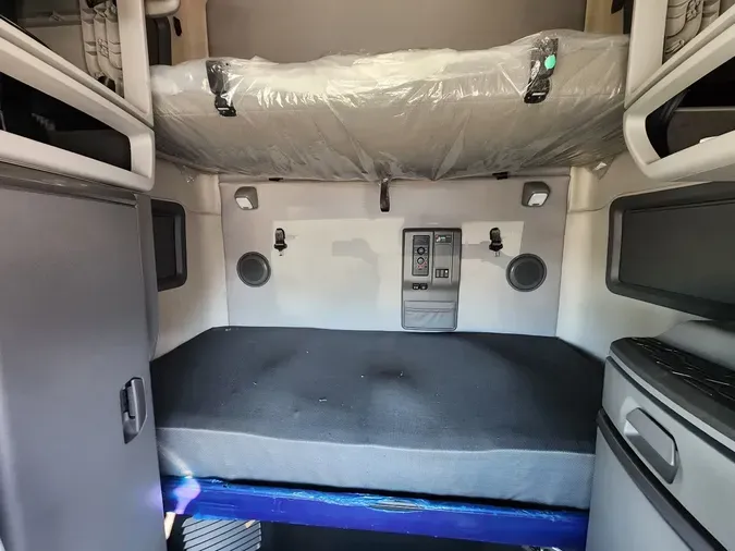 2025 VOLVO VNL64T760