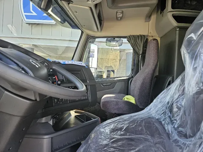 2023 VOLVO VNL64T760