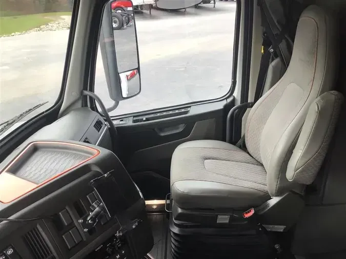 2020 VOLVO VNL860