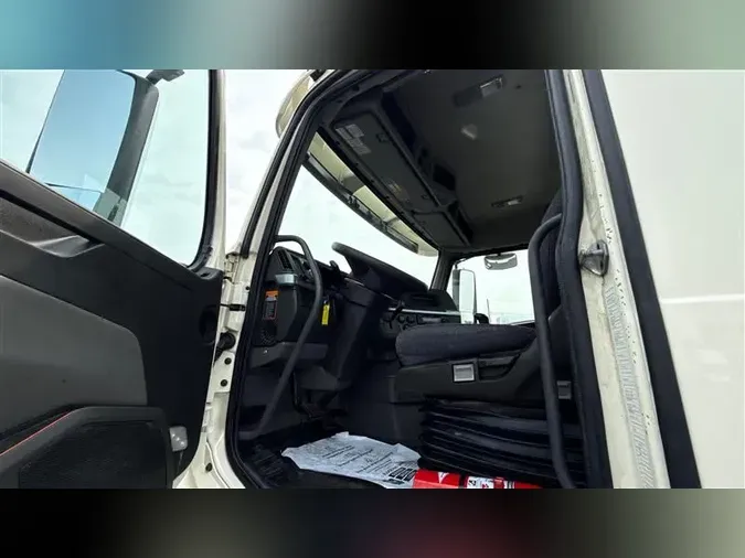 2020 VOLVO VNL300